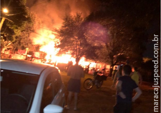 Família perde tudo em incêndio criminoso no Rita Vieira Família perde tudo em incêndio criminoso no Rita Vieira