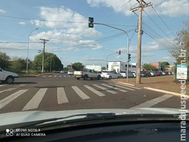 Fila quilométrica de vacinação provoca tumulto no trânsito de Campo Grande Fila quilométrica de vacinação provoca tumulto no trânsito de Campo Grande