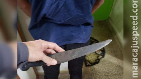 Filho flagra mãe apanhando do ex-namorado e o mata com 32 facadas em MS Filho flagra mãe apanhando do ex-namorado e o mata com 32 facadas em MS