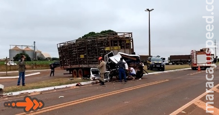 Grave acidente envolvendo um caminhão e uma carreta em frente a JBS na BR-060 Grave acidente envolvendo um caminhão e uma carreta em frente a JBS na BR-060