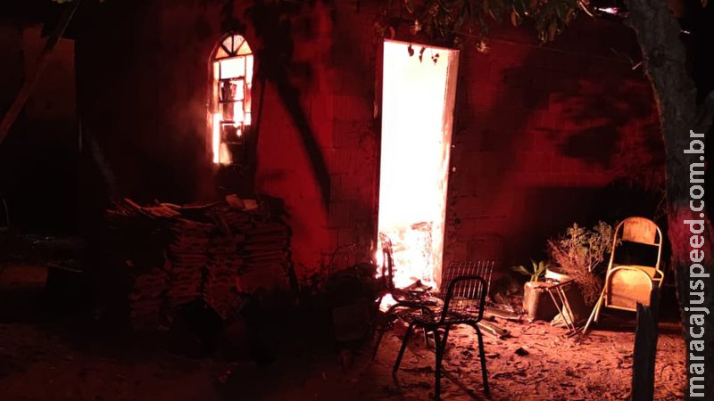 homem coloca fogo na própria casa ao desconfiar de traição homem coloca fogo na própria casa ao desconfiar de traição