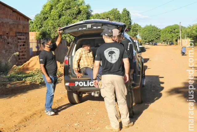 Homem é preso depois de tentar enterrar cachorra viva no quintal de casa Homem é preso depois de tentar enterrar cachorra viva no quintal de casa