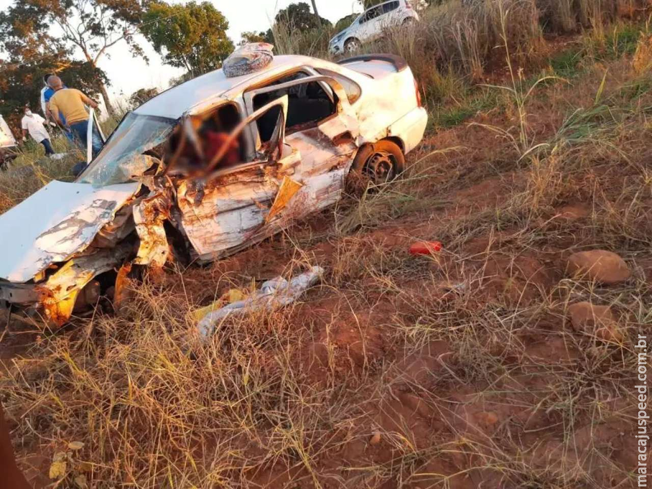 Homem morre e 4 ficam feridos em acidente entre carro e caminhonete Homem morre e 4 ficam feridos em acidente entre carro e caminhonete