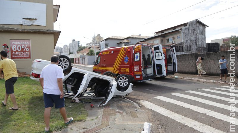 Imagens mostram carro ‘furando’ sinal vermelho e provocando capotamento