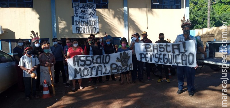Indígenas protestam contra caos na saúde e pedem demissão de coordenadora Indígenas protestam contra caos na saúde e pedem demissão de coordenadora