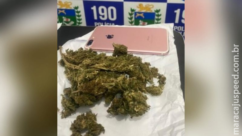 Jovem com drogas agride namorada e polícia descobre mandado de prisão aberto Jovem com drogas agride namorada e polícia descobre mandado de prisão aberto