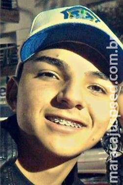 Jovem de 18 anos morre após bater moto em caminhão baú Jovem de 18 anos morre após bater moto em caminhão baú