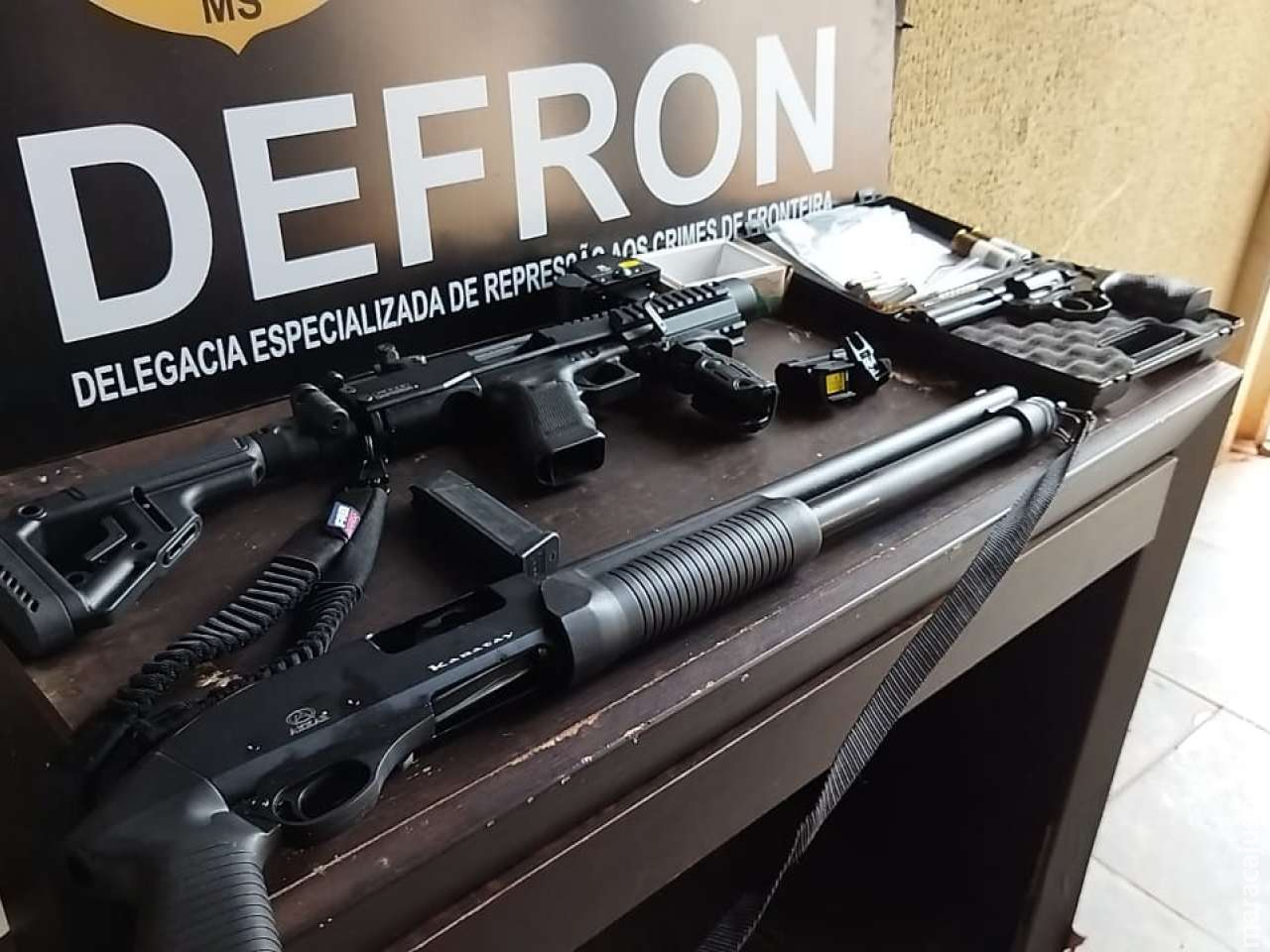 Jovem é presa em Dourados com armamento de uso restrito, drogas e veículo clonado Jovem é presa em Dourados com armamento de uso restrito, drogas e veículo clonado