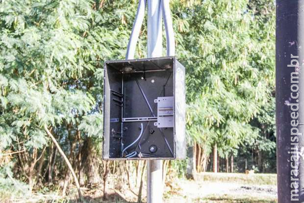 Ladrão rouba 150 metros de fio de cobre de torre de telefone na Capital Ladrão rouba 150 metros de fio de cobre de torre de telefone na Capital