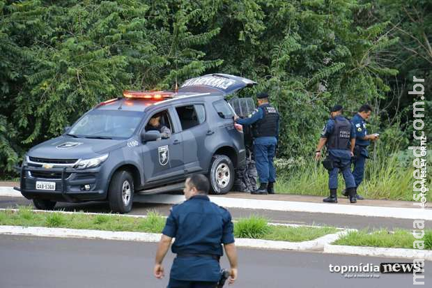Marido não aceita separação e corre atrás da esposa com faca em Dourados
