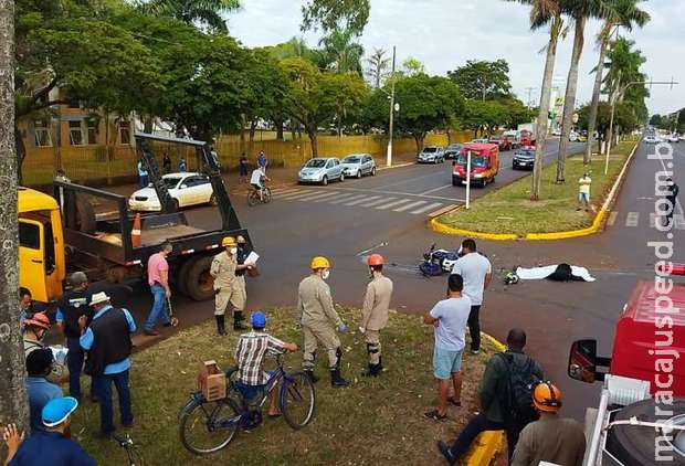 Motociclista de 21 anos é atingido por caminhão e morre em Dourados Motociclista de 21 anos é atingido por caminhão e morre em Dourados