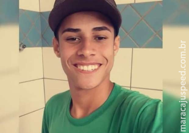 Motociclista é atingido por carro e morre; motorista foge sem prestar socorro