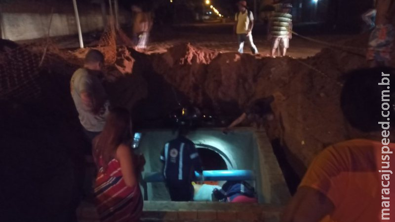 Motociclista é socorrido em estado grave após cair em buraco de obra de esgoto Motociclista é socorrido em estado grave após cair em buraco de obra de esgoto