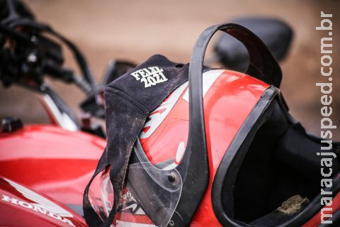 Motociclista perde controle, bate em poste e é socorrido em estado grave em Campo Grande Motociclista perde controle, bate em poste e é socorrido em estado grave em Campo Grande