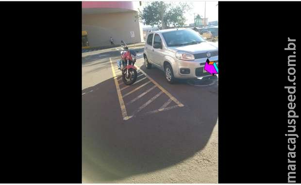 Motociclistas desrespeitam vaga de deficientes e estacionam em espaço reservado Motociclistas desrespeitam vaga de deficientes e estacionam em espaço reservado