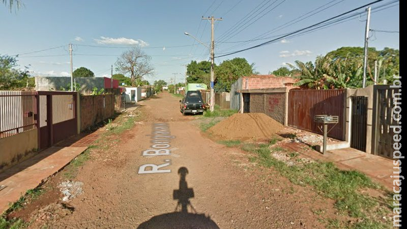 Motorista arranca com carro, causa queda em mulher e leva bolo que deveria entregar Motorista arranca com carro, causa queda em mulher e leva bolo que deveria entregar