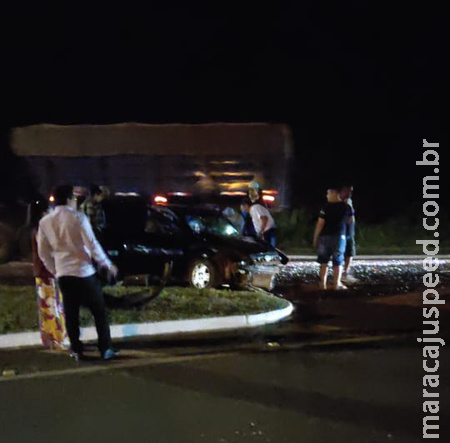 Motorista bate carro em ônibus e fica presa às ferragens Motorista bate carro em ônibus e fica presa às ferragens