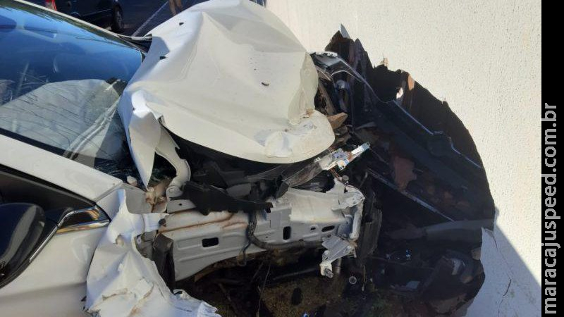 Motorista bêbado bate em muro de casa e foge abandonando veículo Motorista bêbado bate em muro de casa e foge abandonando veículo
