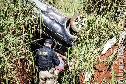 Motorista capota o carro na BR-163 e cai em vala a 40 metros da rodovia Motorista capota o carro na BR-163 e cai em vala a 40 metros da rodovia