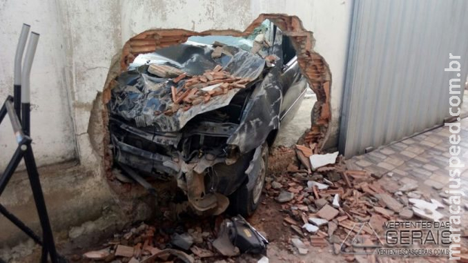Motorista foge de policiais, perde controle e bate carro em muro em Campo Grande Motorista foge de policiais, perde controle e bate carro em muro em Campo Grande