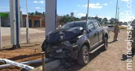 Motorista morre ao bater caminhonete em placa Motorista morre ao bater caminhonete em placa