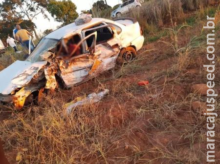 Motorista morre e 4 ficam feridos em acidente entre carro e caminhonete Motorista morre e 4 ficam feridos em acidente entre carro e caminhonete