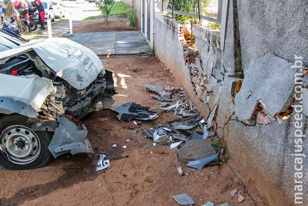 Motorista passa mal e bate carro em muro de condomínio no Tiradentes Motorista passa mal e bate carro em muro de condomínio no Tiradentes