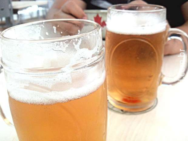 Motorista toma quatro latões de cerveja e provoca acidente com três carros Motorista toma quatro latões de cerveja e provoca acidente com três carros