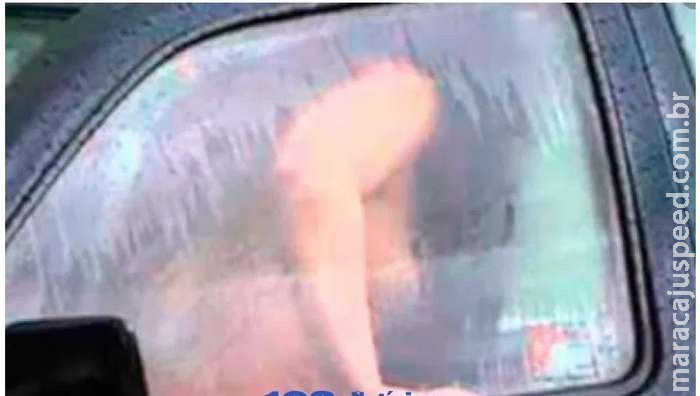 Mulher é encontrada nua dentro de carro após Mulher é encontrada nua dentro de carro após