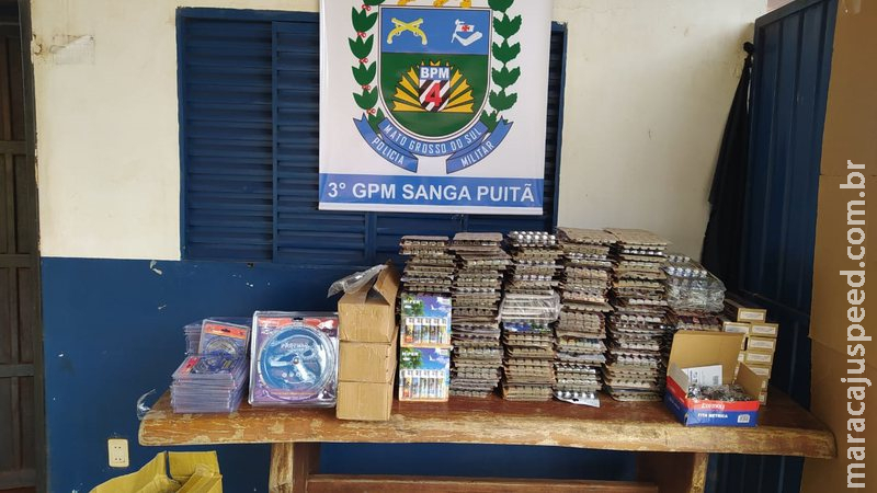 Mulher é flagrada com veículo abarrotado de produtos contrabandeados Mulher é flagrada com veículo abarrotado de produtos contrabandeados