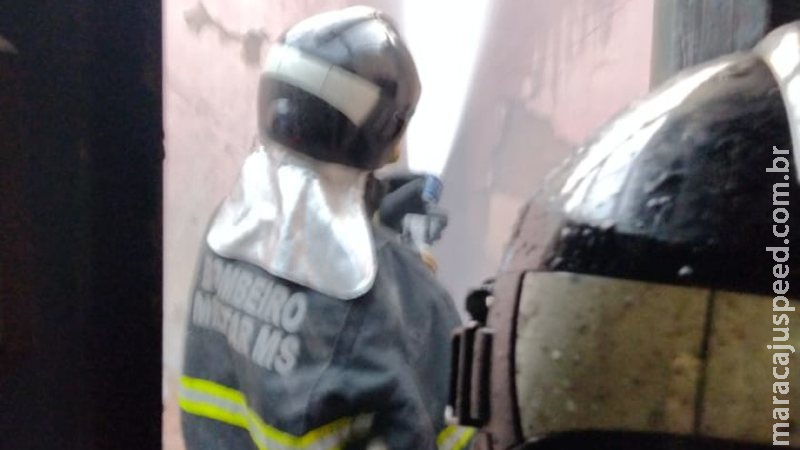 Mulher tem casa invadida por ex-marido que a tortura e coloca fogo em residência Mulher tem casa invadida por ex-marido que a tortura e coloca fogo em residência