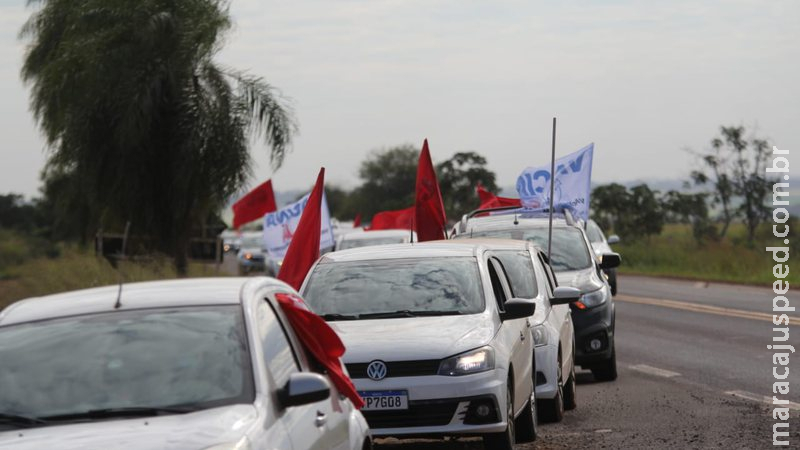 Na rodovia, manifestantes fazem protesto contra Bolsonaro durante agenda em MS