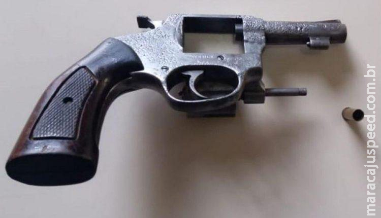 Negociando armas, homem é preso em frente a conveniência em Campo Grande Negociando armas, homem é preso em frente a conveniência em Campo Grande
