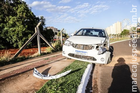 Passageira de carro morre aos 19 anos após motorista bater em poste em Campo Grande