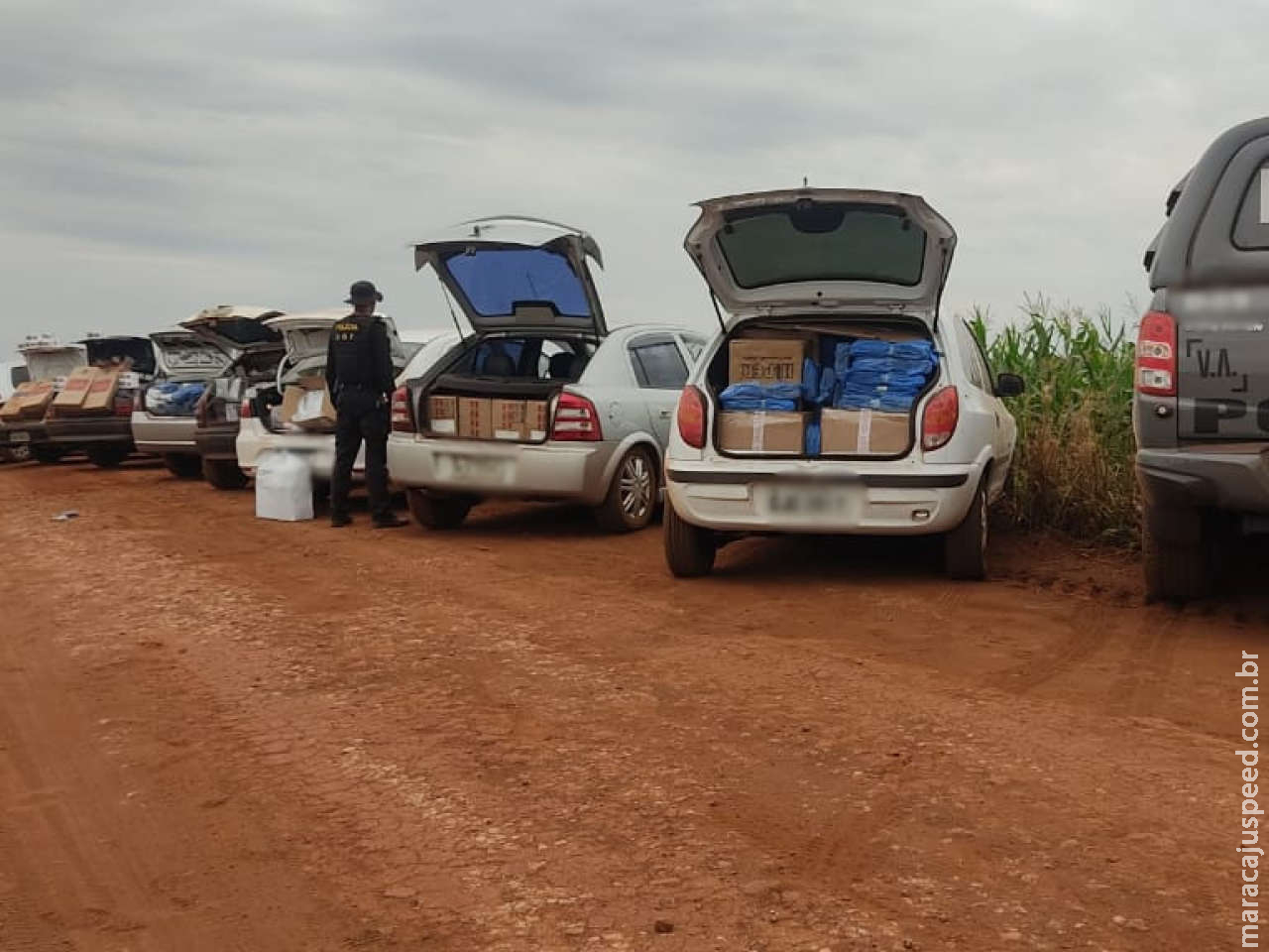 Polícia apreende comboio com nove veículos carregados de mercadorias ilegais Polícia apreende comboio com nove veículos carregados de mercadorias ilegais