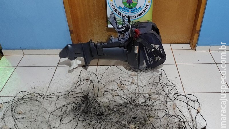 Polícia prende e autua pescador com redes e apreende barco e motor de popa Polícia prende e autua pescador com redes e apreende barco e motor de popa