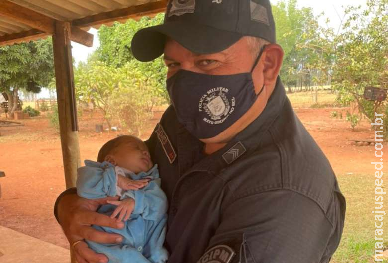 Policial Militar salva bebê que se afogou com o leite materno Policial Militar salva bebê que se afogou com o leite materno