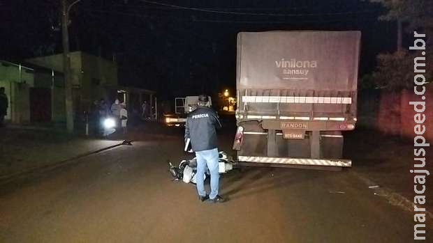 Postes de rua onde jovem bateu em carreta estacionada estavam sem iluminação