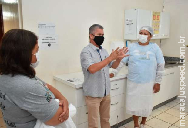 Prefeito flagra médico chegando atrasado e dá esporro em posto de saúde Prefeito flagra médico chegando atrasado e dá esporro em posto de saúde