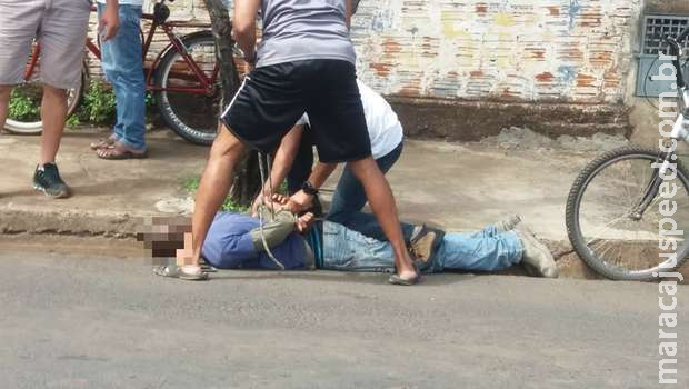 Rapaz é assaltado, parte para cima de bandidos e amarra assaltante no Canguru Rapaz é assaltado, parte para cima de bandidos e amarra assaltante no Canguru