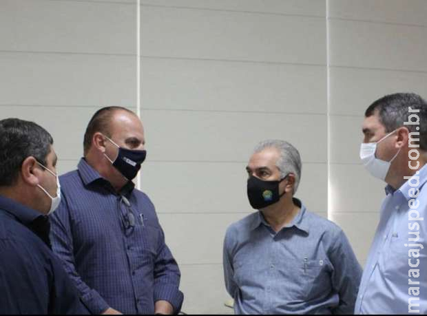 Reinaldo e Riedel apresentam ações na 1ª parada do Governo Presente em Bonito