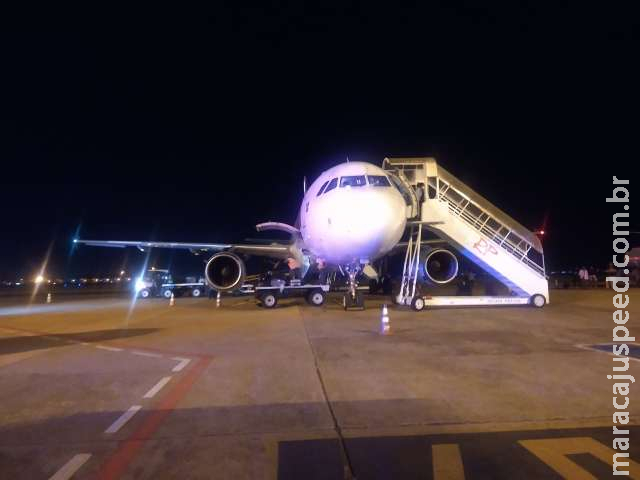 Vacina pegou "carona" em avião com direito a aplausos de passageiros Vacina pegou "carona" em avião com direito a aplausos de passageiros