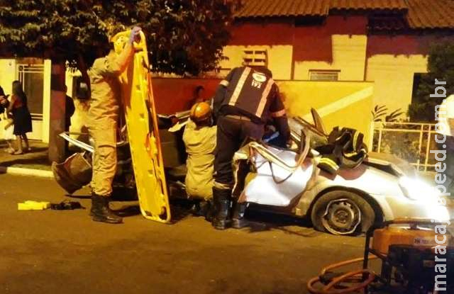 Veiculo colide em árvore e adolescente fica preso nas ferragens em Sidrolândia Veiculo colide em árvore e adolescente fica preso nas ferragens em Sidrolândia