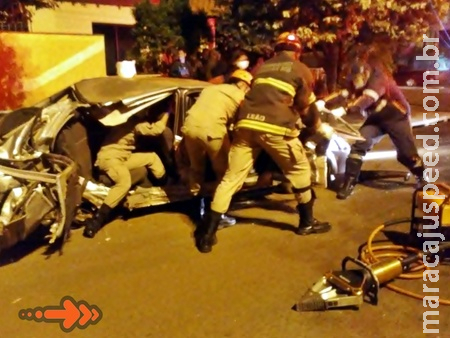 Veiculo colide em árvore e adolescente fica preso nas ferragens em Sidrolândia Veiculo colide em árvore e adolescente fica preso nas ferragens em Sidrolândia