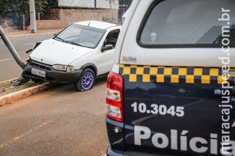 Volante trava e motorista bate em poste de sinalização em Campo Grande Volante trava e motorista bate em poste de sinalização em Campo Grande