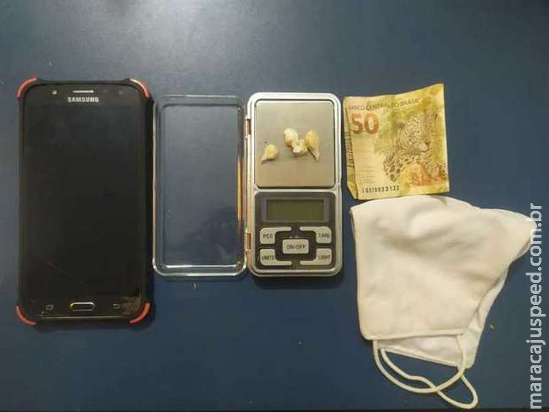 Em Nova Andradina, traficante tenta enganar PM e esconde drogas em máscara Em Nova Andradina, traficante tenta enganar PM e esconde drogas em máscara