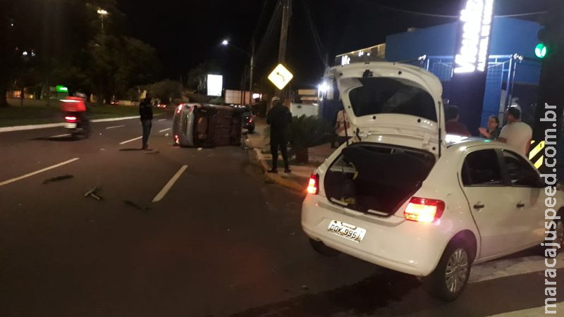 Acidente entre dois veículos causa capotamento na Afonso Pena Acidente entre dois veículos causa capotamento na Afonso Pena