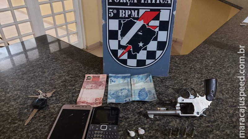Adolescente é apreendido e jovem é preso com arma e drogas após perseguição Adolescente é apreendido e jovem é preso com arma e drogas após perseguição