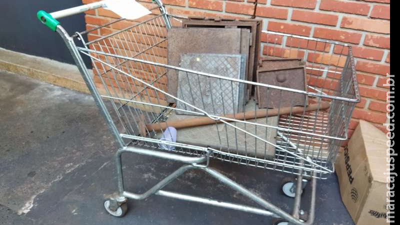 Andarilho é detido com 14 tampas de ferro em carrinho de supermercado em Dourados
