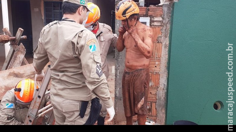 Ao cavar fossa, trabalhador fica soterrado e é socorrido pelos bombeiros